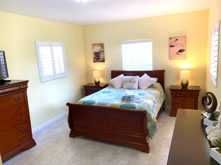 Dhomë gjumi "queen" me televizor transmetues në një atmosferë shumë "të ngjashme me Zen"...për t 'u çlodhur