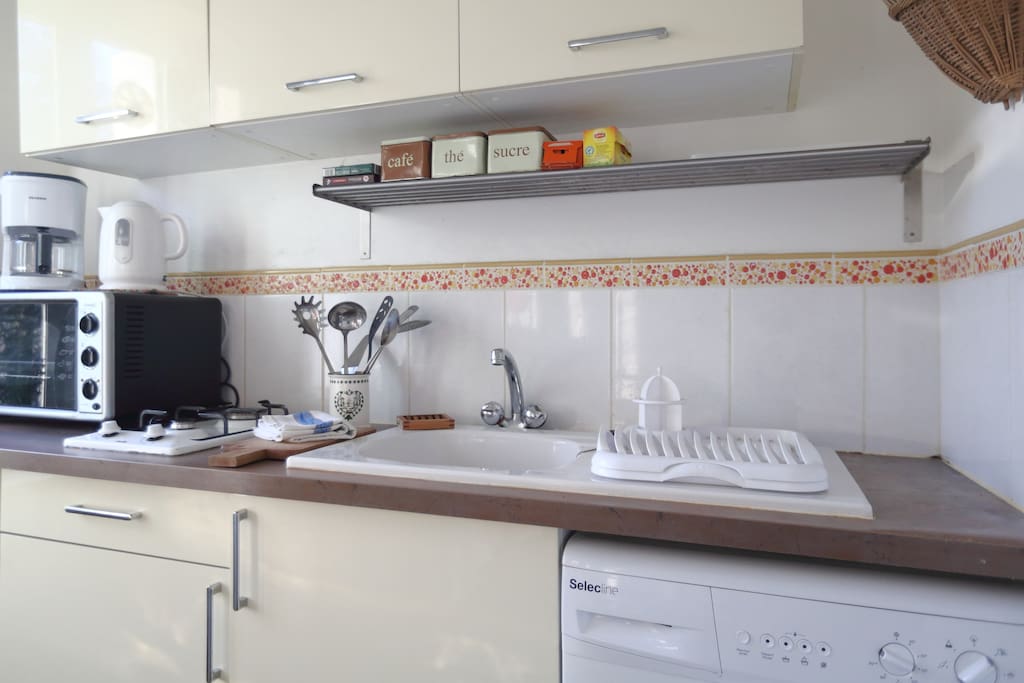 fully iquipped kitchen, with oven and microwave