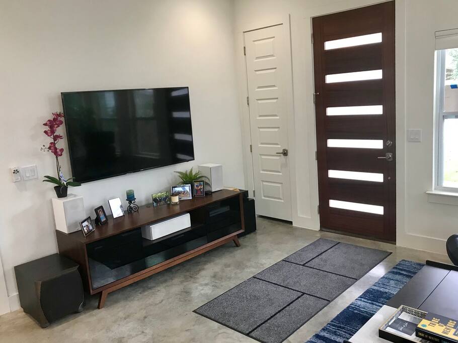 65” tv. Speakers. Roku. Xbox. Fast WiFi