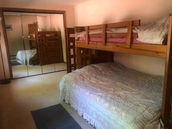 1-ლი საძინებელი. ორსართულიანი საწოლი, სავსე ქვედა ნაწილში (სძინავს 2), ზემოდან სძინავს 1.