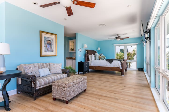 Oceanfront Villa with Private Beach Access ! gallery image 4