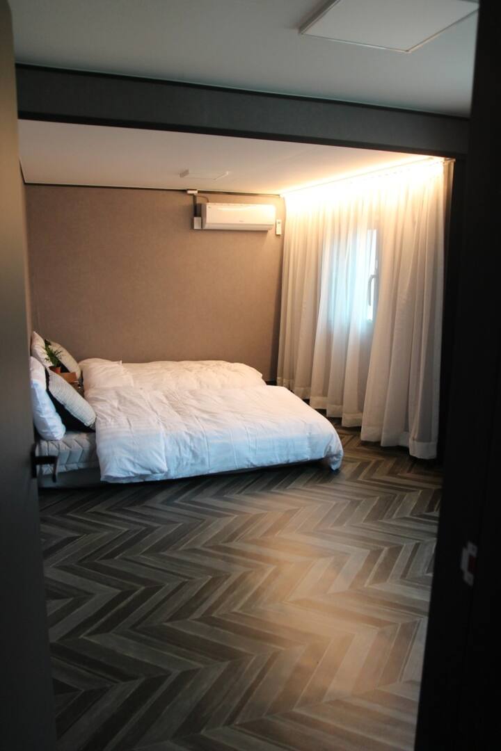 Секоја соба е огромна.
За оние кои сакаат да живеат во ондол, има душек на подот. Може да прими до 6 лица.