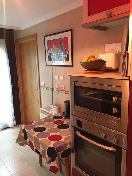 Planta Superior: Cocina que se comunica con el salón.Luminosa