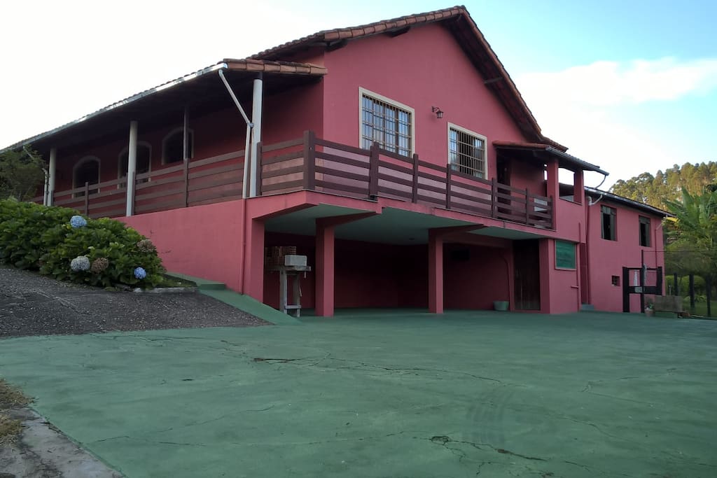 Fundos , quadra e 02 vagas cobertas