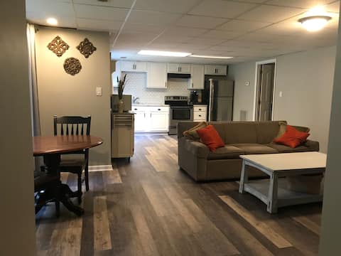 Tranquil Escape~Modern 1BD Suite on Greenway