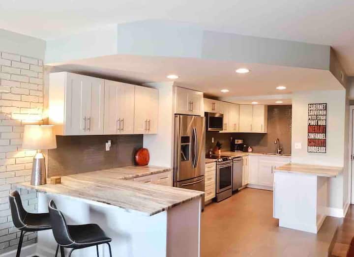 2 Side By Side Condos  Sleep 10  Guitar Pool! - Nashville, TN
