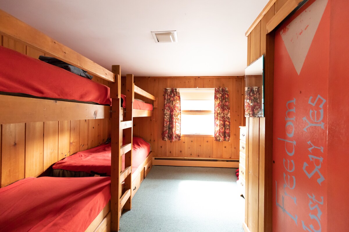 Na prízemí sú tiež dve samostatné poschodové izby so štyrmi vstavanými lôžkami......