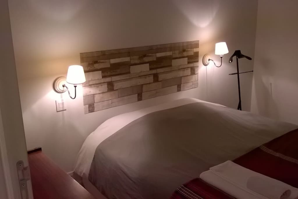 Chambre au lit double, commode et valet de chambre