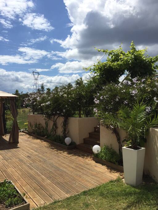 Jardin avec balançoires et toboggan avec jaccouzi ( sur demande)