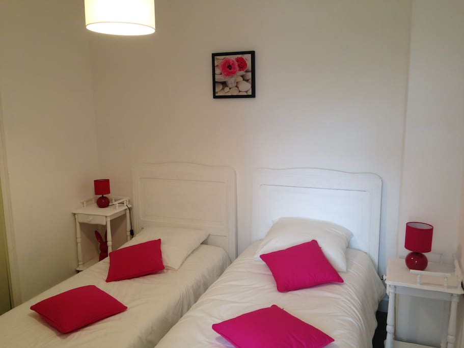 Chambre avec 2 lits jumeaux, placard et accès à une petite terrasse