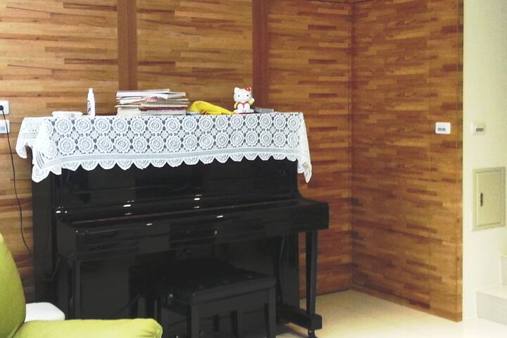 Има пијано на 3-тиот кат по 21:30 часот. За да не им се прави врева на соседите, не може да се игра. Вратата десно е бањата.