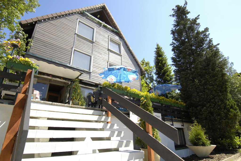 Weg zur Terrasse und zum Café
