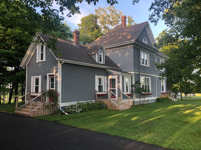 Lovely 5 bedroom home, waterview