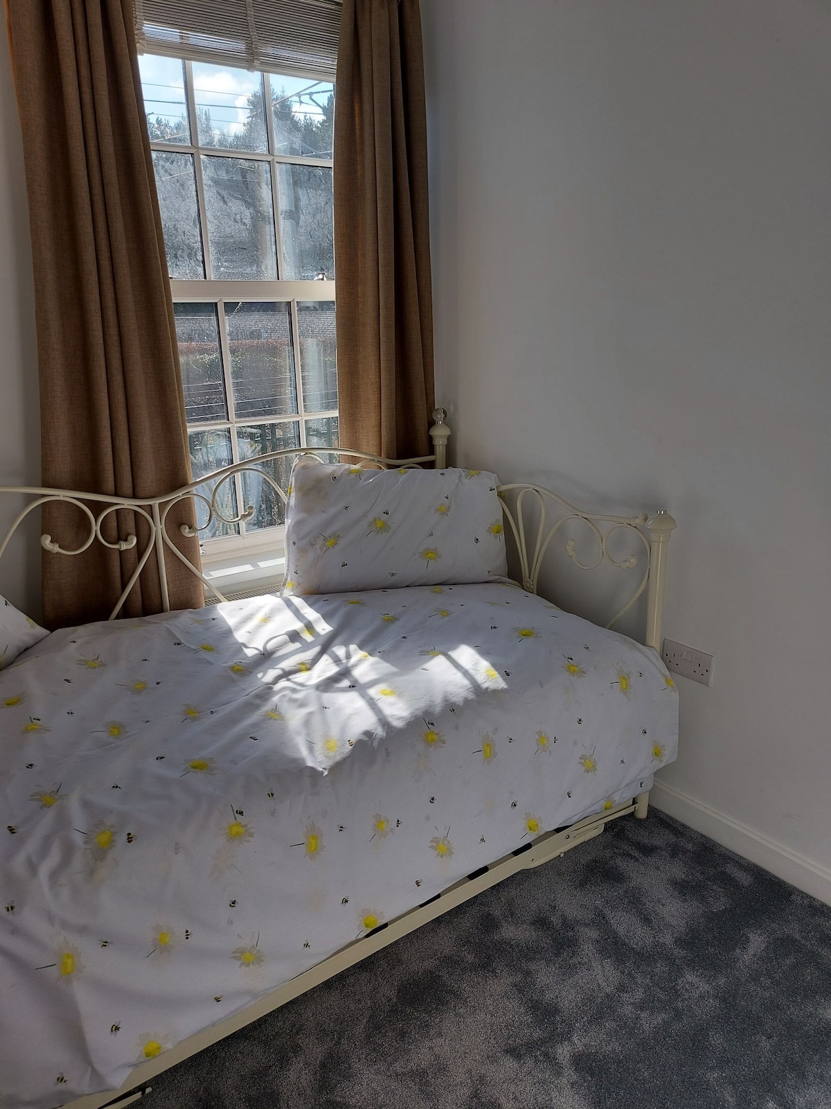 Segundo dormitorio pequeño y acogedor, que se puede configurar para una o dos personas.

Esta habitación es compacta, por lo que cuando se saca el segundo colchón, la habitación no tiene espacio en el suelo. 

Así que la habitación se adapta a 2 niños, o 1 adulto que sugeriría, pero 4 adultos pueden quedarse.