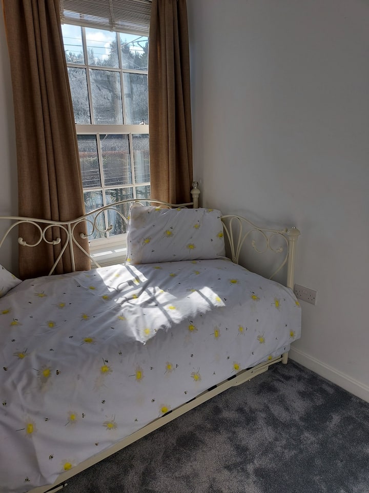 Малка и уютна втора спалня, която може да бъде настроена за един или двама души.

Тази стая е компактна, така че когато вторият матрак е изваден, стаята няма подово пространство. 

Така че стаята подхожда на 2 деца или 1 възрастен, бих предложил, но 4 - ма възрастни могат да отседнат.