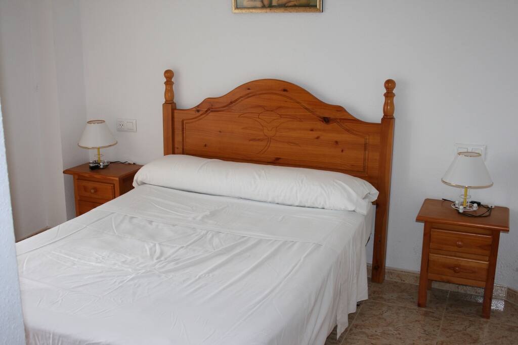 Schlafzimmer 1 mit direktem Zugang zum Balkon und Bad