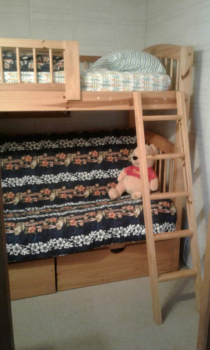 брачен кревет (широк 180-220 см) над футон спрат 2017