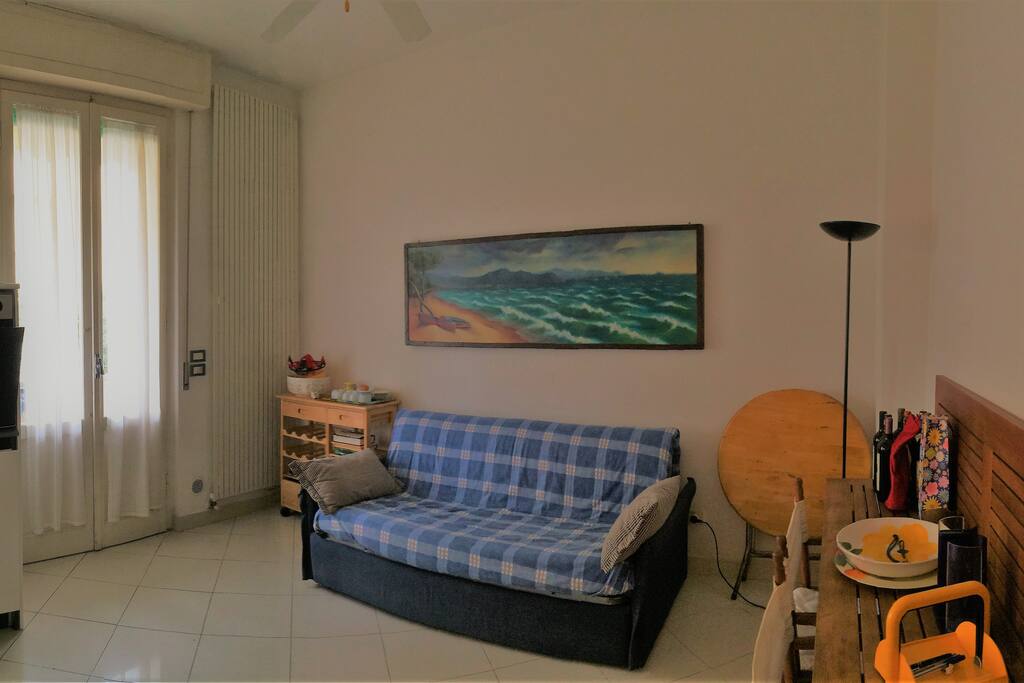 Zona soggiorno/cucina/pranzo con comodo divano letto matrimoniale