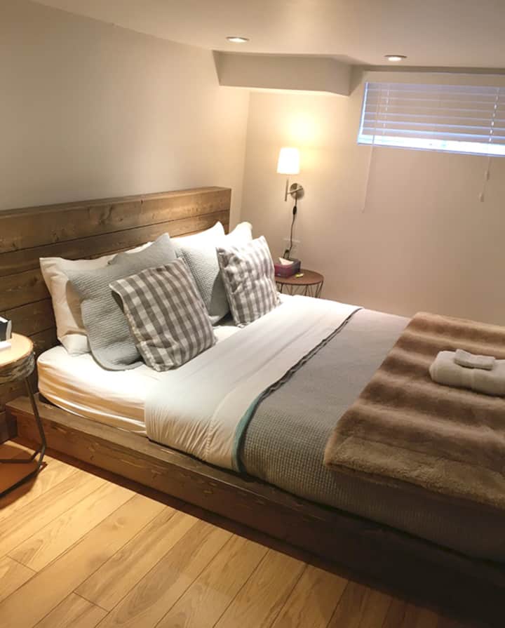 
Bedroom n° 4 queen bed located in the basement of the curtains, one of the 2 living rooms, with en-suite bathroom, curtains can create a division according to open or closed. An extra single bed can be added in the living room. 