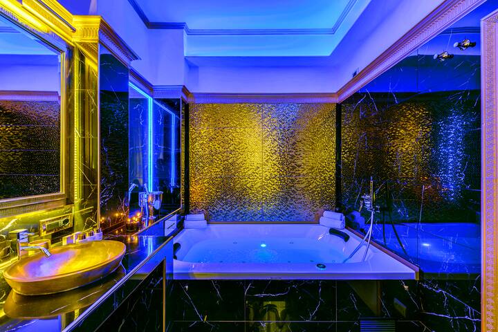 SPANISH STEPS VERSACE STYLE APARTMENT WITH JACUZZI gallery image 2