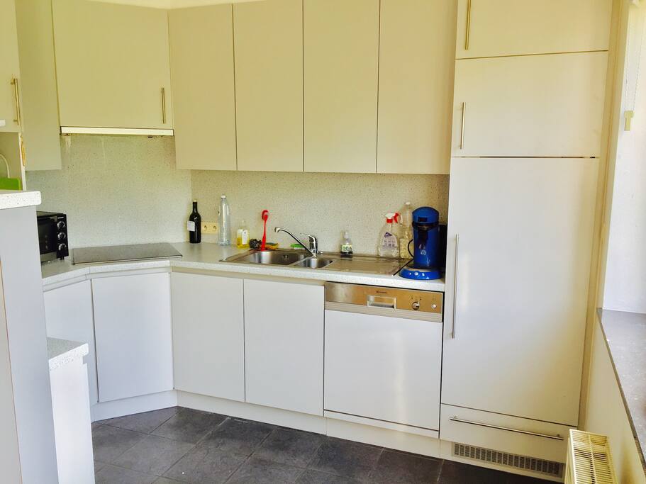 FR : Cuisine tout équipée (frigo + congel, plaques induction, lave vaisselle, micro-ondes, mini four)
EN : Fully equiped kitchen (fridge, freezer, cooking, induction hobs, dish washer, microwave, mini hoven)