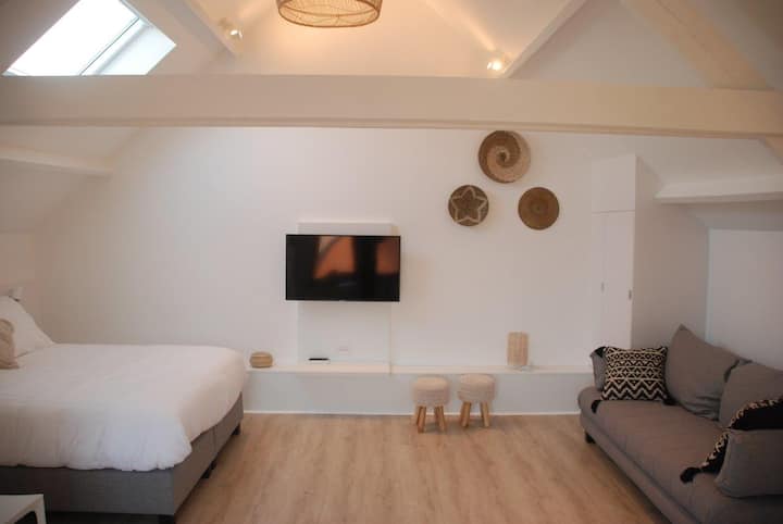 ห้องนอนอิบิซาบนชั้นสองพร้อมเตียงคู่ขนาด 1.60 x 2 เมตรและเตียงโซฟา