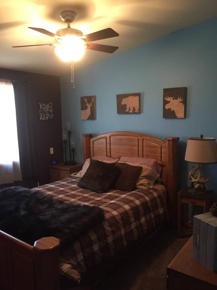 Dormitorio #1 cama tamaño Queen