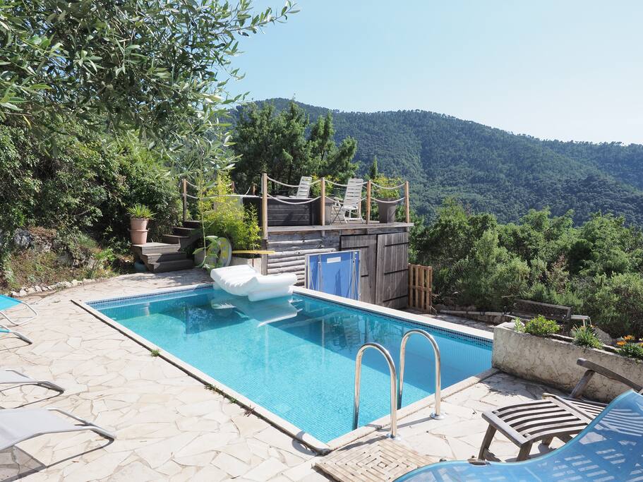 Côté piscine et son Deck