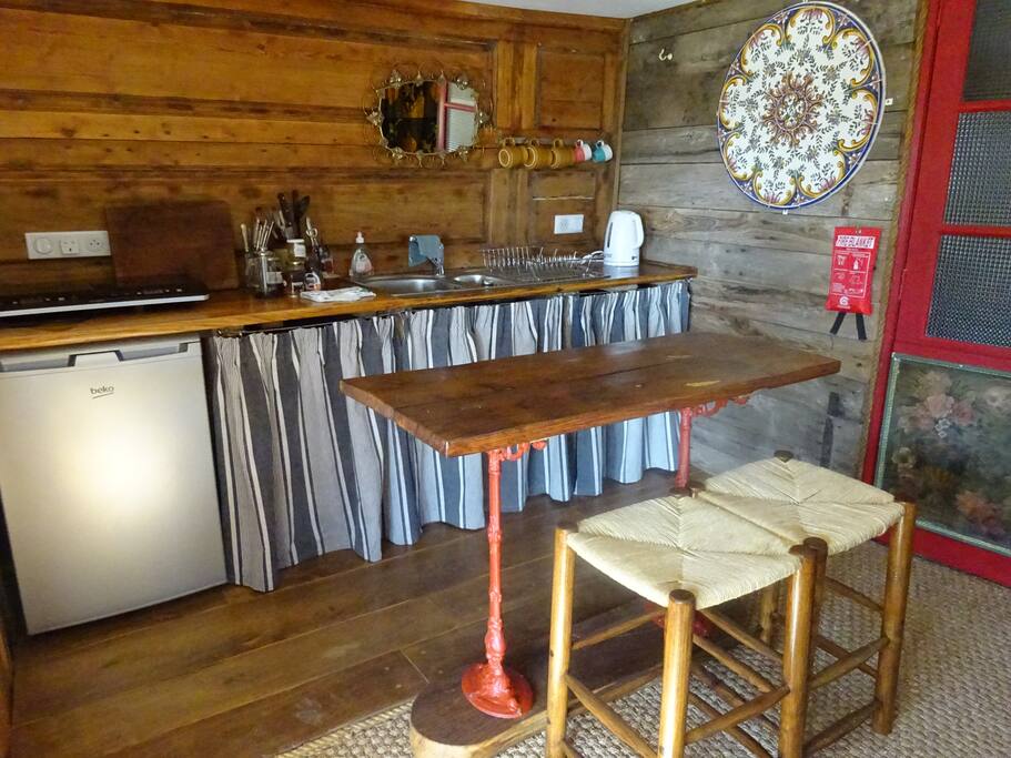Kitchenette: equipped with quiet fridge, double induction cooker, microwave, and kettle