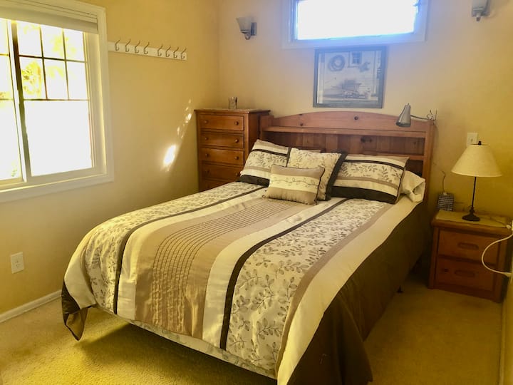 ห้องนอนพร้อมเตียงควีนไซส์