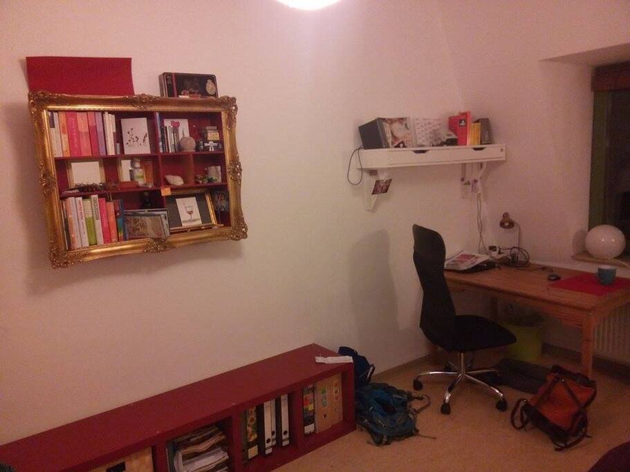 ...mit Arbeitsplatz und Lautsprechern