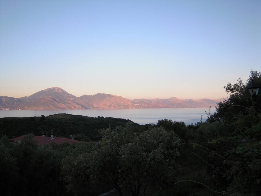 Riflessi rosati sul golfo di Policastro nelle prime ore del mattino