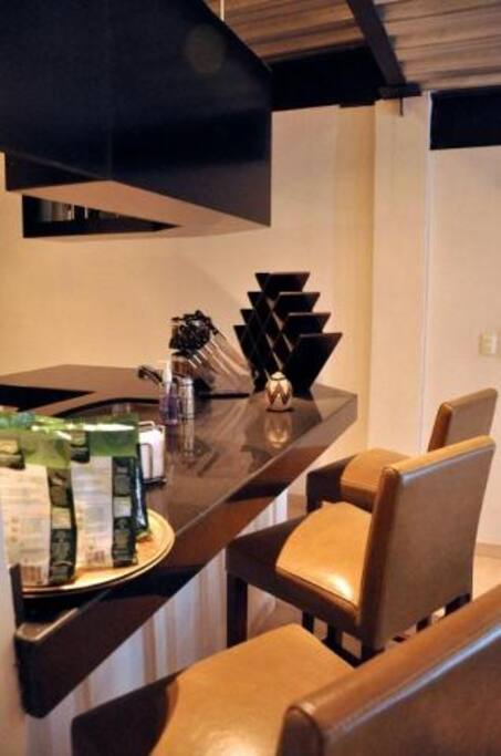 Breakfast bar with 3 bar stools.