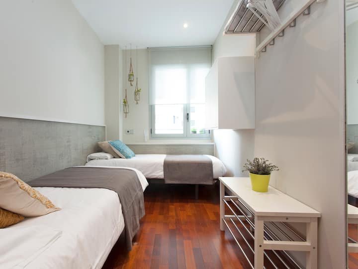 Соба со два единечни кревета. Може да се спојат и да се направат како двоен кревет.