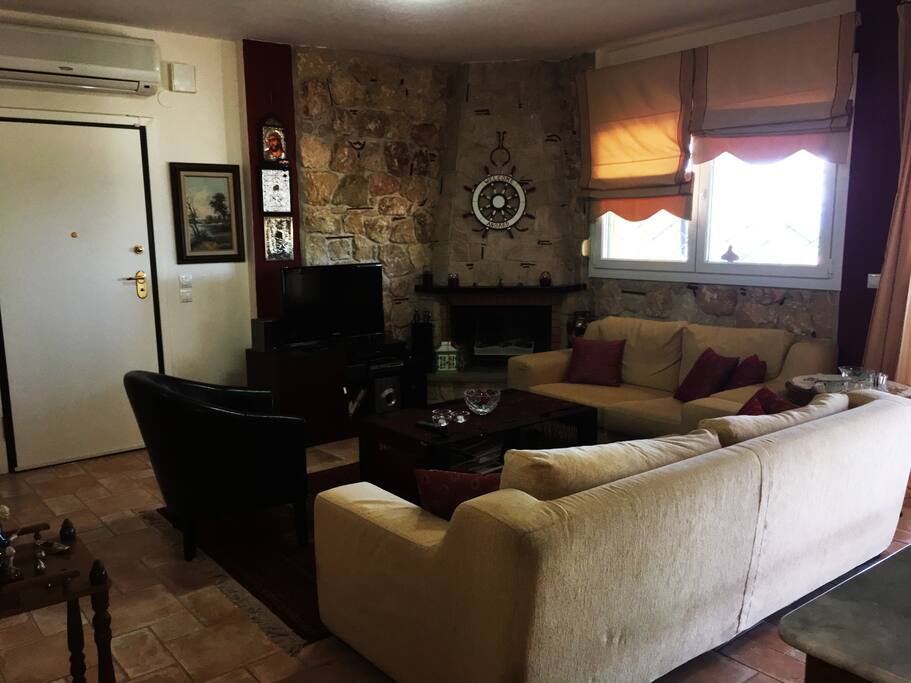 Main living room (1st floor)