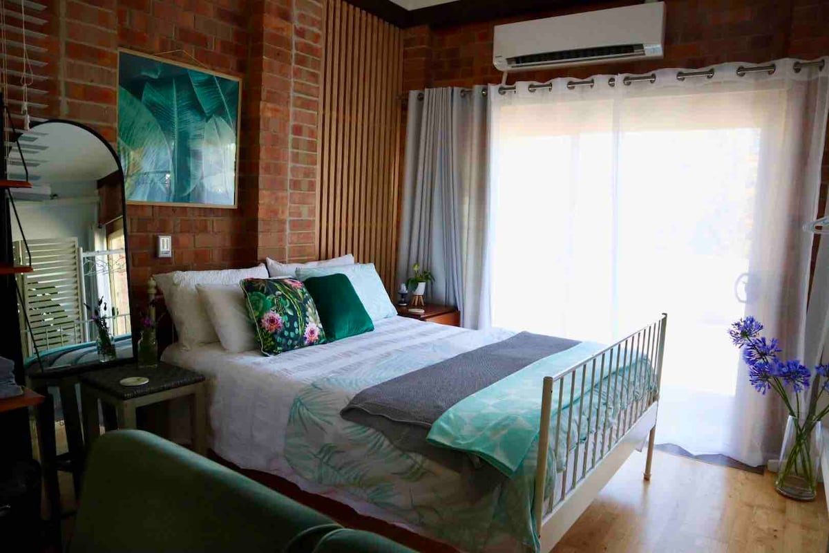 Top performing Airbnb: Mollymook Sandy Studio in Mollymook Beach