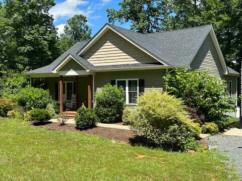 Quiet, country house - 30 min from downtown Cville