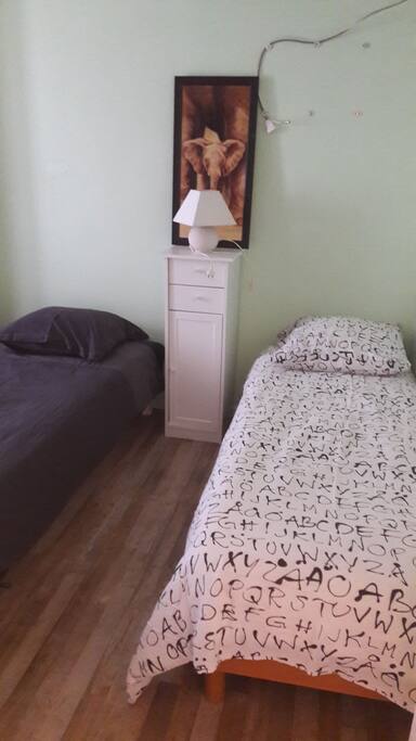 chambre 2 avec 2 petits lits a l'étage