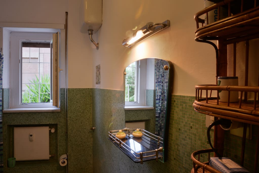 I love this bathroom...it has small tiles like a mosaic which it is difficult to find nowadays ..