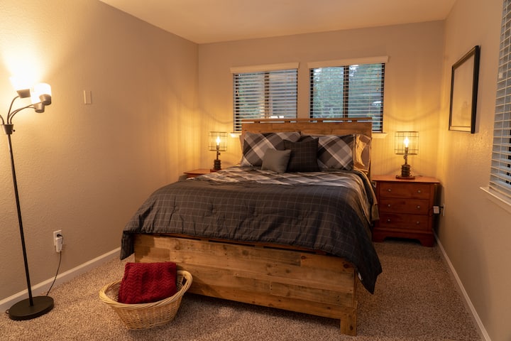 Main floor bedroom #2: queen bed