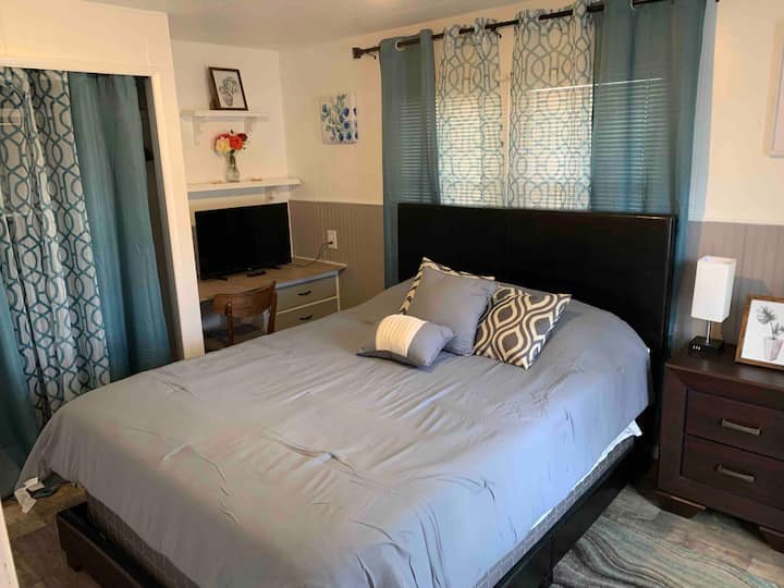 Chumba cha pili cha kulala pia kina ufikiaji wa bafu la chumbani. 