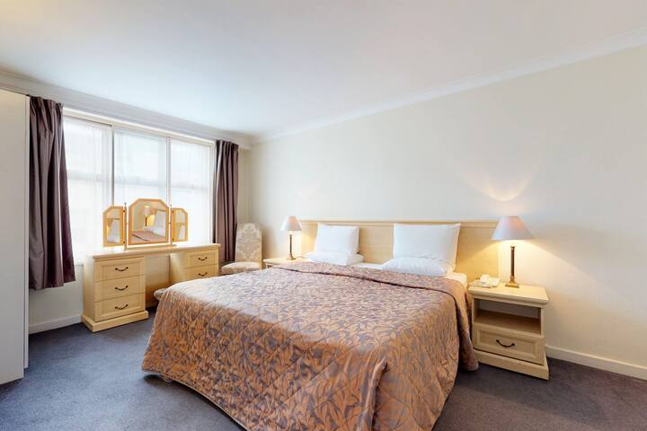 Luxury Serviced Apartment, Staffed Reception, Two