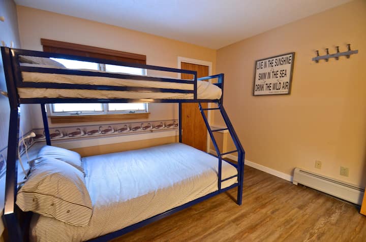 ห้องนอนที่สองพร้อมเตียงแฝดเหนือเตียงสองชั้นเต็มรูปแบบ  ห้องน้ำส่วนตัวในห้องนอนนี้