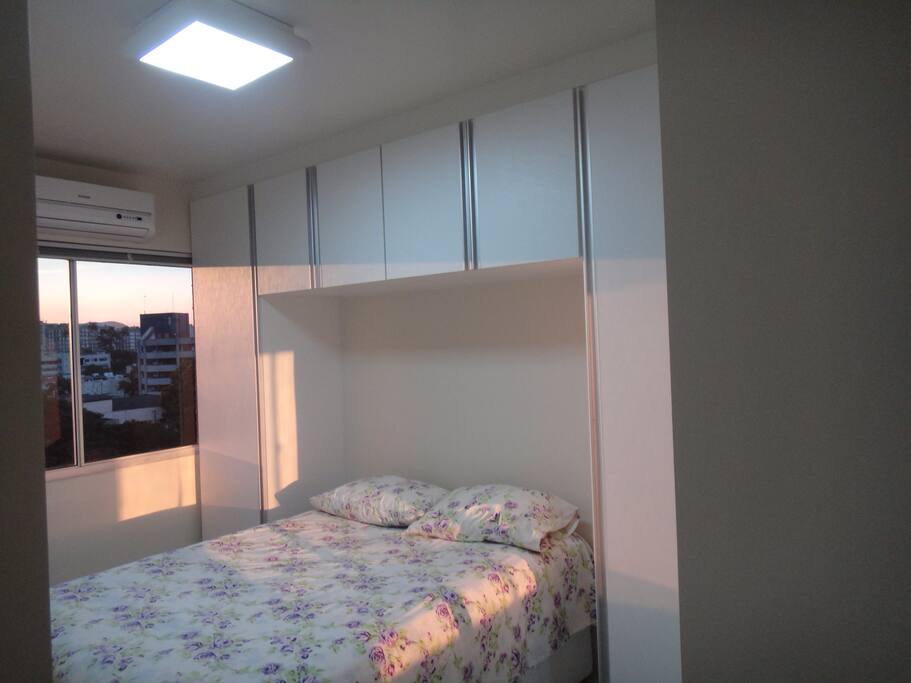 BEDROOM - Queen size bed , TV, Air conditioning, suíte bathroom