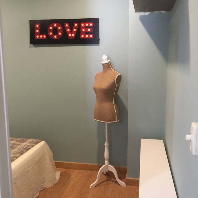 parte del pequeño dormitorio al que se accede desde el salón con cama de 1.35m