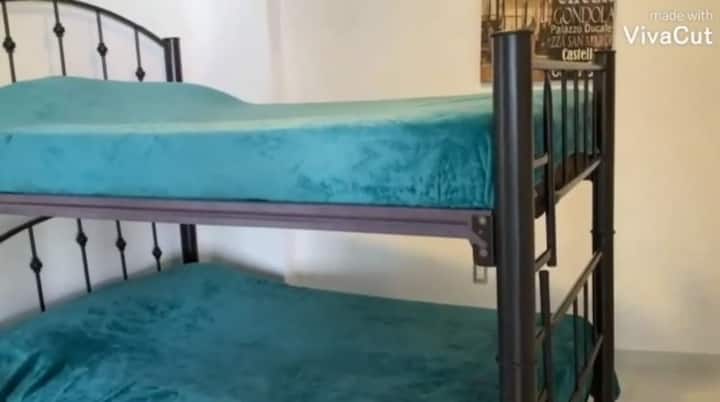 Chumba cha kulala cha ziada na vitanda 2 vya ghorofa kwa watu 4