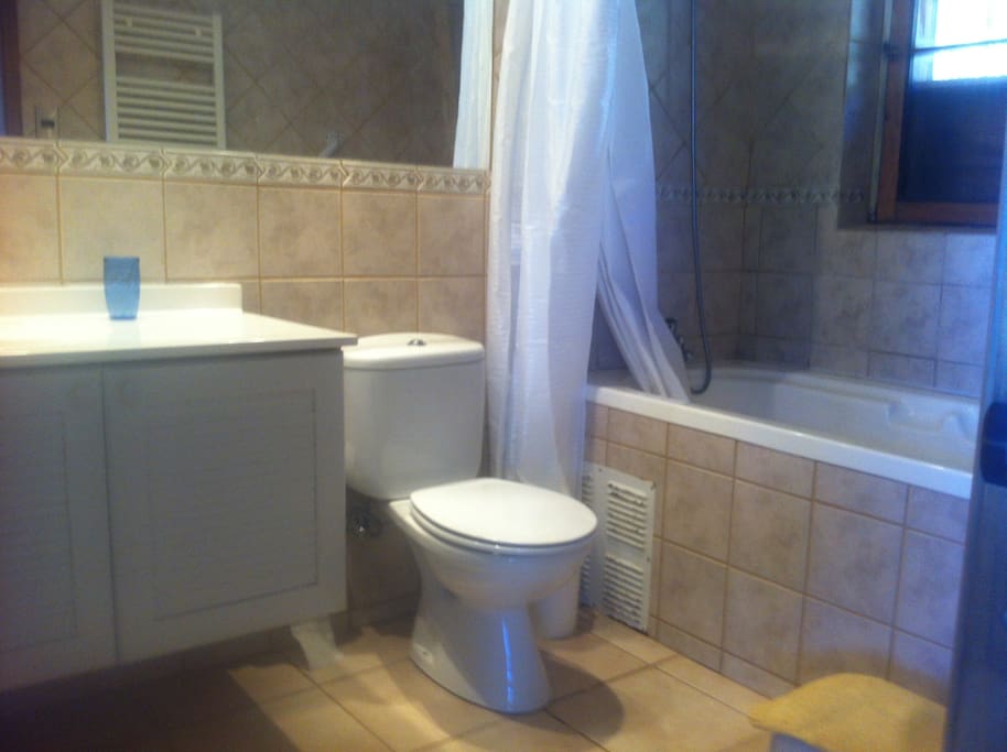Baño principal, amplio y con jacuzzi