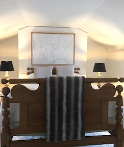 Top of the Hill Apartment in Newport