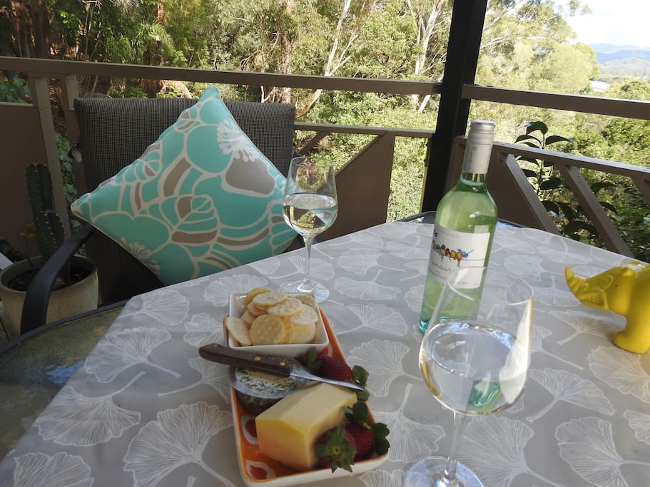 Ah, relax with your cheese platter, a glass of wine as you soak in the outlook./当您在外型,浸泡安培小时,用您的乳酪盛肉盘,一杯酒放松。