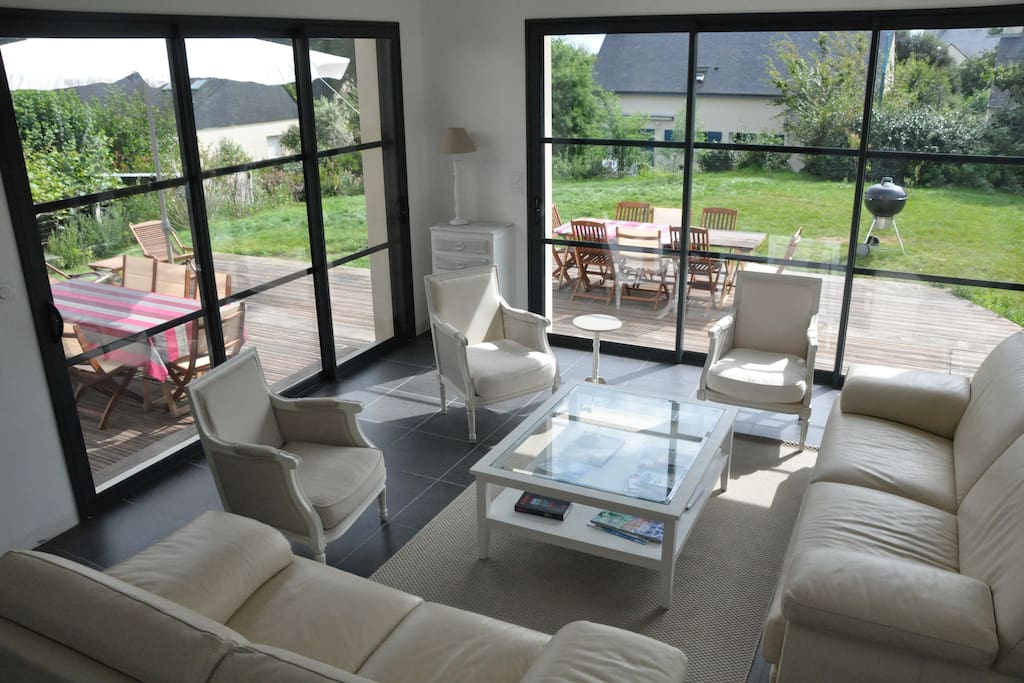 Un salon confortable avec deux grands canapés en cuir
